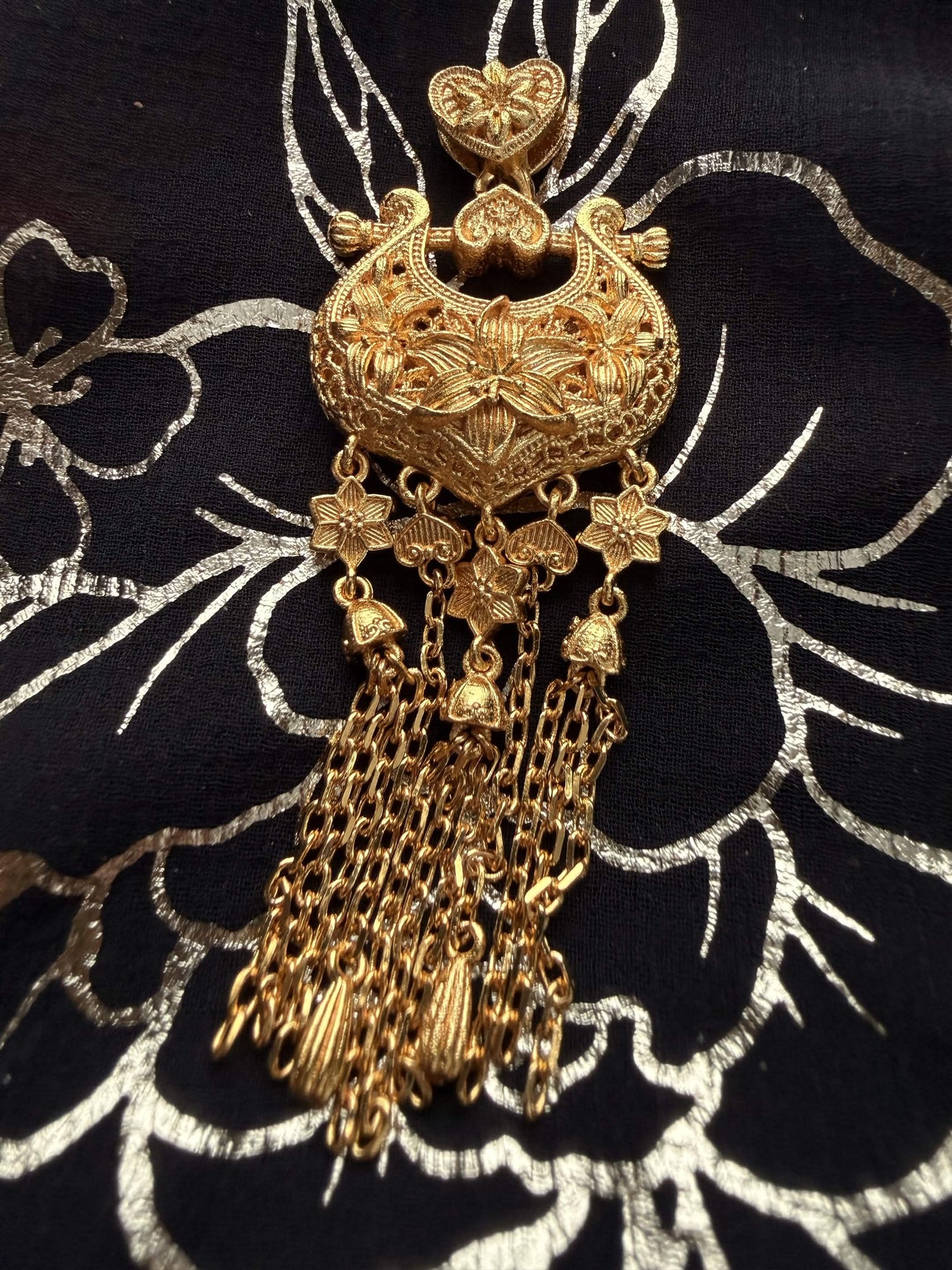 Vintage Gold Tone Filigree Flower Tassel Pendant – Antique Chandelier Chain Fringe Statement Talisman